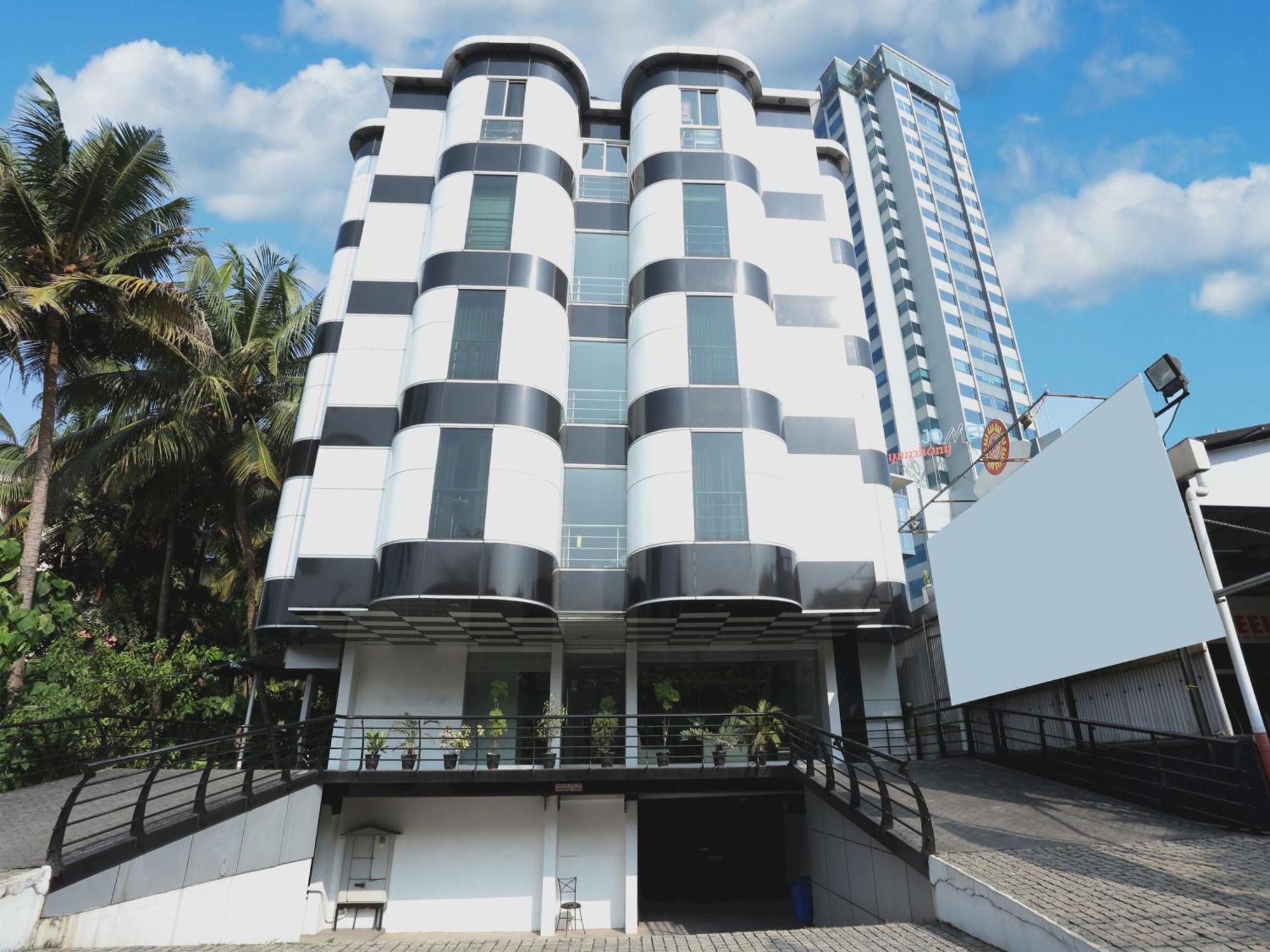 Super Townhouse Malabar Illam Hotel Kochi Exterior photo