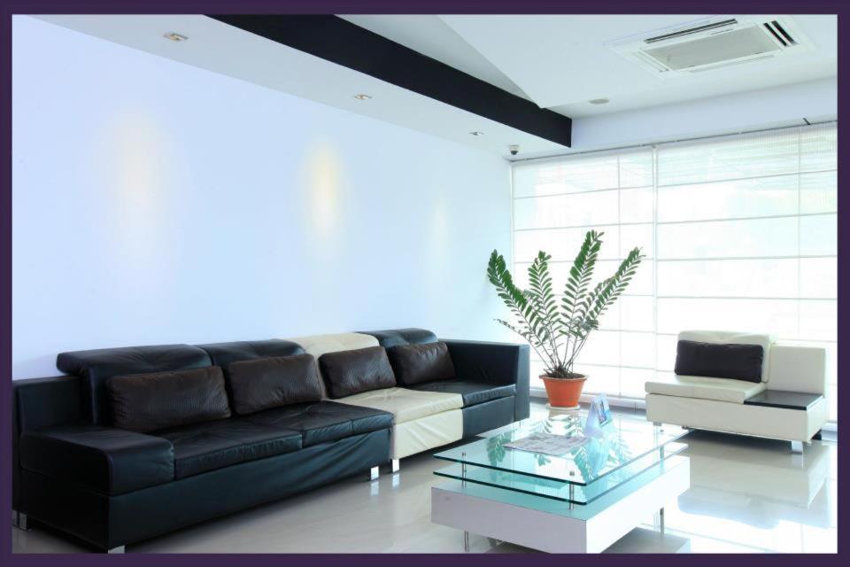 Super Townhouse Malabar Illam Hotel Kochi Exterior photo